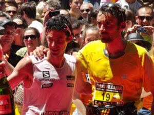 Kilian Jornet (links) mit Luis Alberto Herando im Ziel der TransVulcania 2013: Beginn einer unglaublichen Erfolgssaison. Foto: La Palma 24