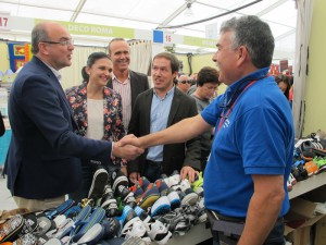 Expo-Saldo in Los Llanos: Inselpräsident Anselmo Pestana, Bürgermeisterin Susa Armas, sowie die Inselräte Raúl Camacho und Mariano Hernández versuchten bei der Eröffnung auch ein Schnäppchen zu machen. Foto: Cabildo