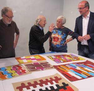 Wald-Kunst ausgetüftelt (v.l.n.r.): Facundo Fierro, Agustín Ibarrola, Inselkulturrätin María Victoria Hernández und Inselpräsident Anselmo Pestana. Foto: Cabildo