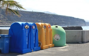 Müll-Trennung auf La Palma: funktioniert immer besser, wie diese vollen Container im Hafen von Tazacorte zeigen. Bald sollen auch Container für organische Reststoffe kommen. Foto: La Palma 24