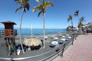 Strand von Puerto Naos: Im August gibt es hier eine Sommerfrische für behinderte Menschen. Foto: La Palma 24