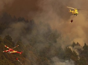 Immer nachts wird´s schwierig: Die Luftlöschung ist dann unmöglich, und die Brandbekämpfer am Boden sind auf sich gestellt. Foto: Frank Schlüter