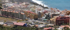 Der Parkplatzbereich am Ortseingang von Puerto Naos: Hier sollen im Oktober 2018 die Umgestaltungsarbeiten mit dem Bau eines Busbahnhofs beginnen. Foto: La Palma 24